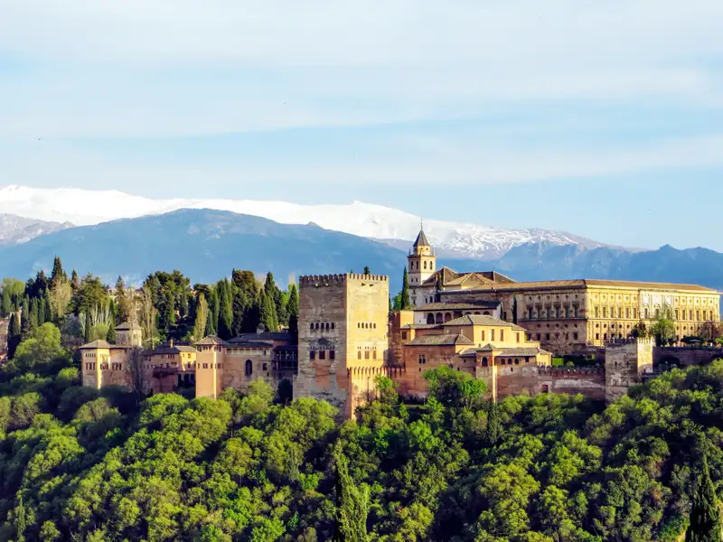 Panoramablick auf die Alhambra in Granada mit der Sierra Nevada im Hintergrund.