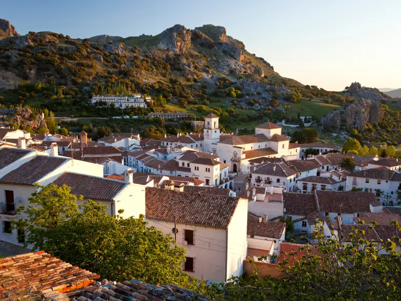 Panoramablick auf ein weißes Bergdorf mit traditionellen Häusern und Ziegeldächern.
