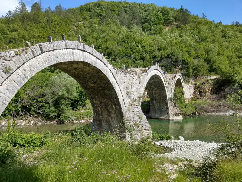 Historische Steinbrücke über einen Fluss.
