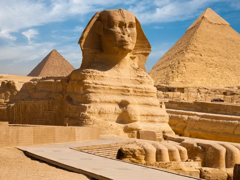 Die Große Sphinx und die Pyramiden von Gizeh, Wahrzeichen des alten Ägyptens.