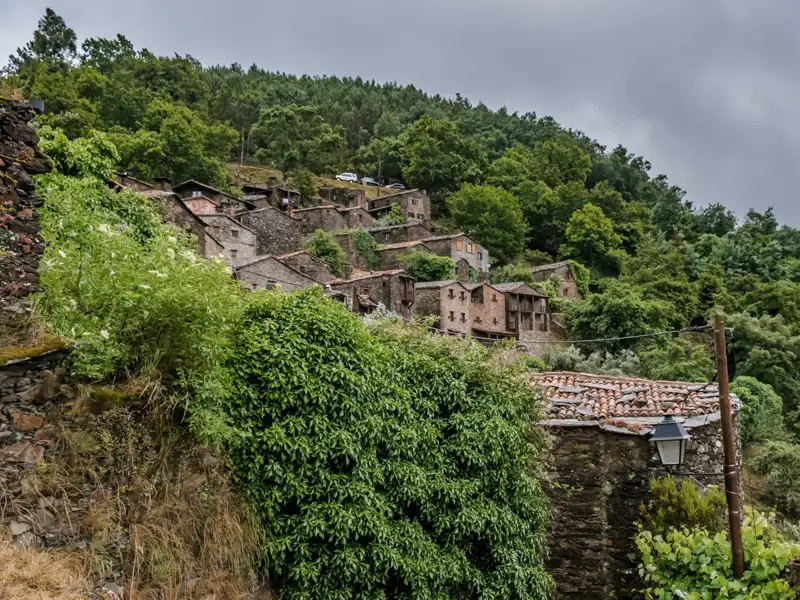 Traditionelle Steinhäuser in einem Bergdorf.