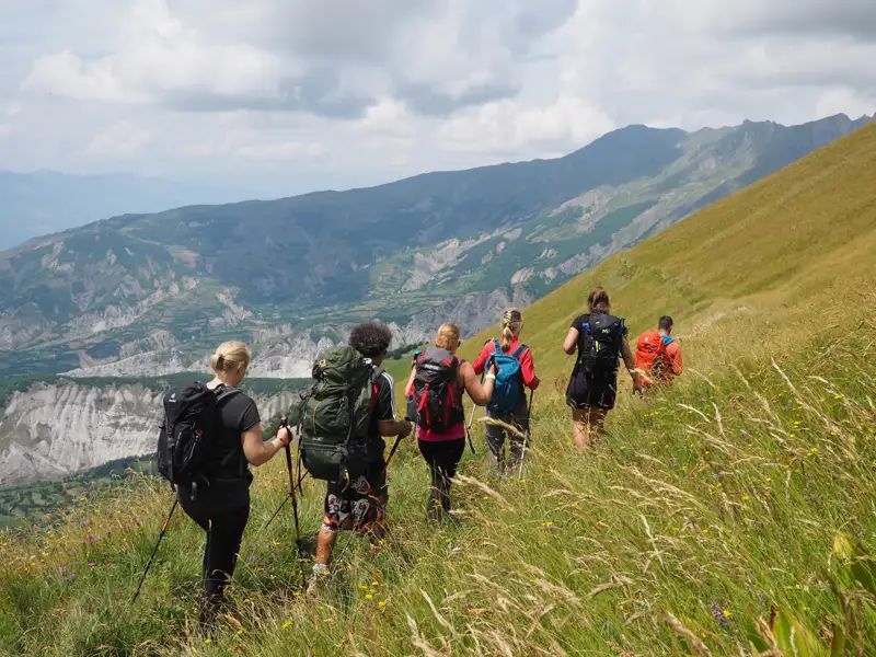Wandergruppe besteigt einen Bergpfad.
