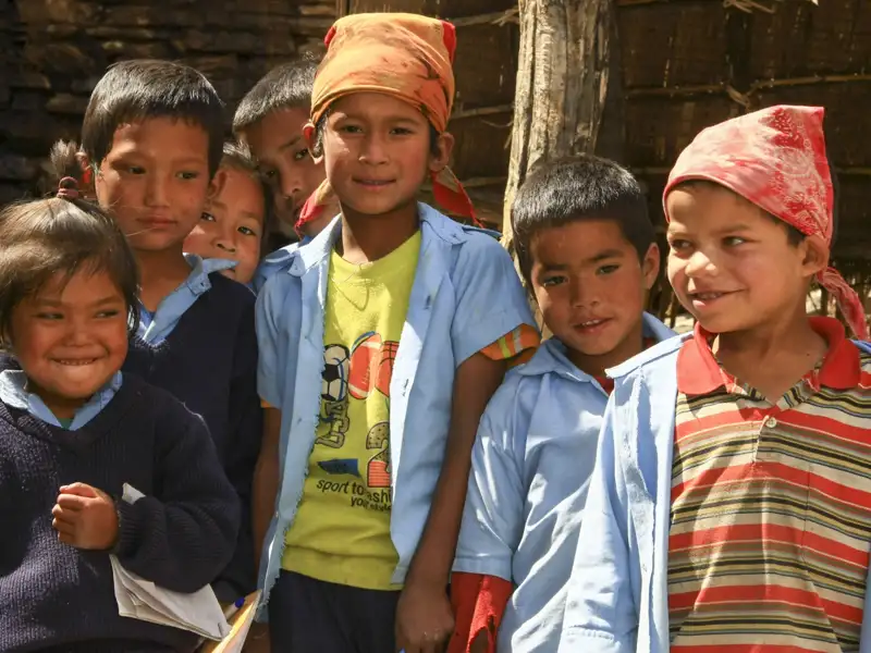 Schüler in Schuluniform.
