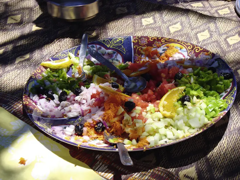 Ein Teller mit gemischtem Salat.