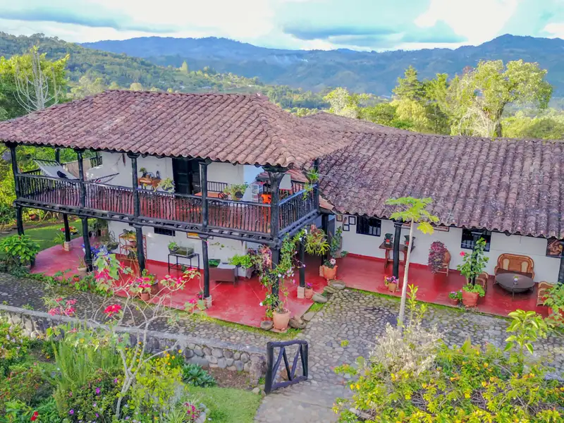 Traditionelles Haus mit Balkon, Innenhof und Blick auf die Berge.