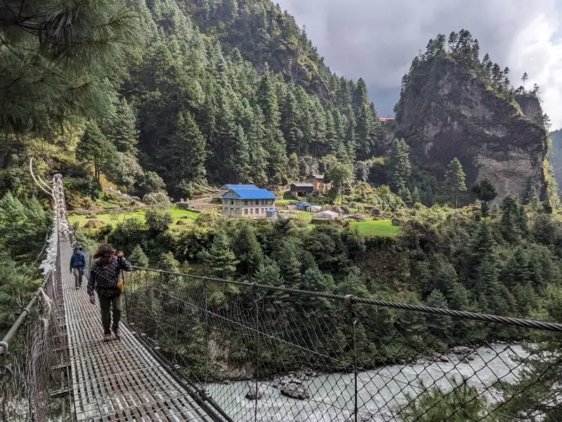 Wanderer auf einer Hängebrücke im Himalaya, Teil des Wanderweges.