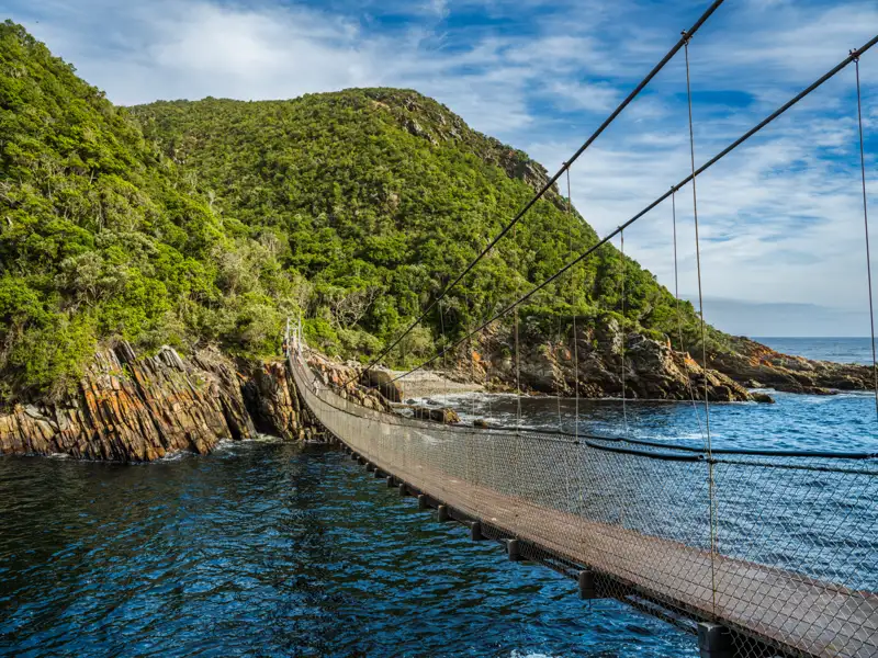 Hängebrücke über dem Wasser an der Küste.