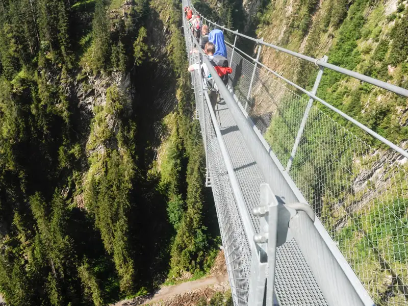 Hängebrücke über einer Schlucht.