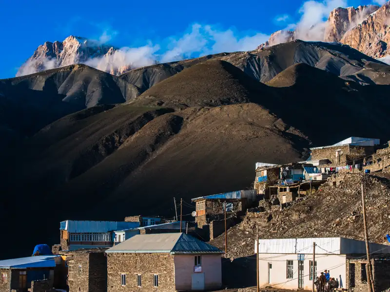 Bergdorf in einer Gebirgslandschaft.
