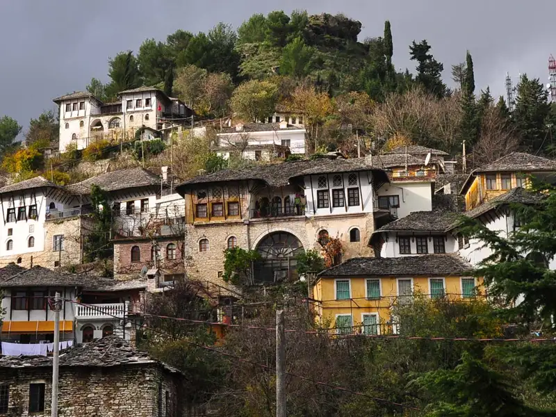 Traditionelle Häuser am Hang.