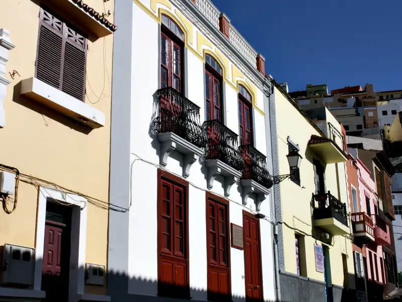 Reihe von bunten Häusern in einer Stadt.