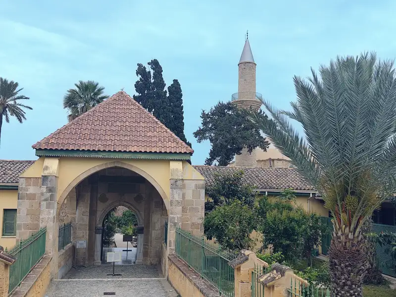 Eingangstor und Minarett einer Moschee.