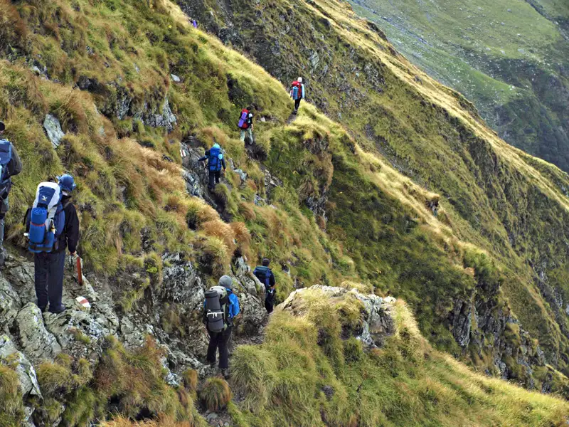Wanderer auf einem Bergpfad.