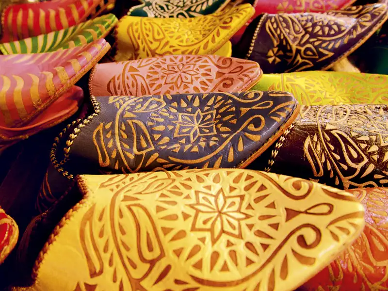 Traditionelle Lederpantoffeln mit kunstvollen Verzierungen.