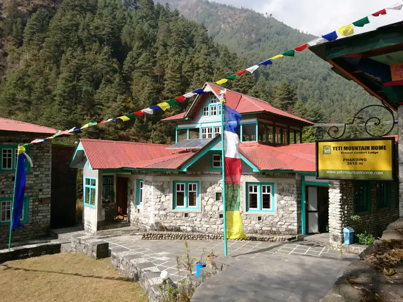 Unterkunft Yeti Mountain Home in Phakding, mit Gebetsfahnen und Solarpanel.