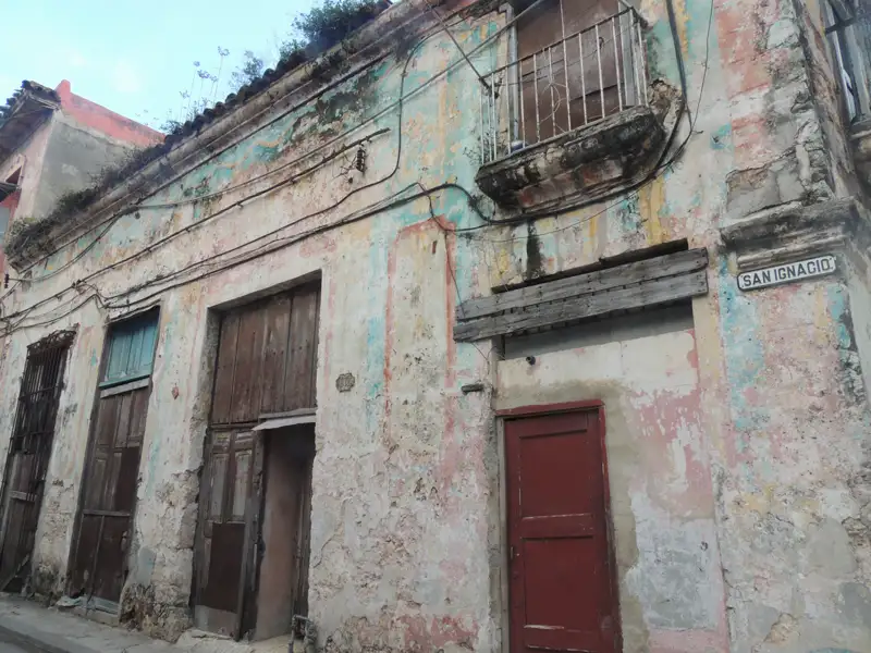 Verwittertes Gebäude in San Ignacio, Kuba.