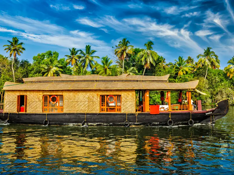 Hausbootfahrt durch die Backwaters von Kerala, Indien.