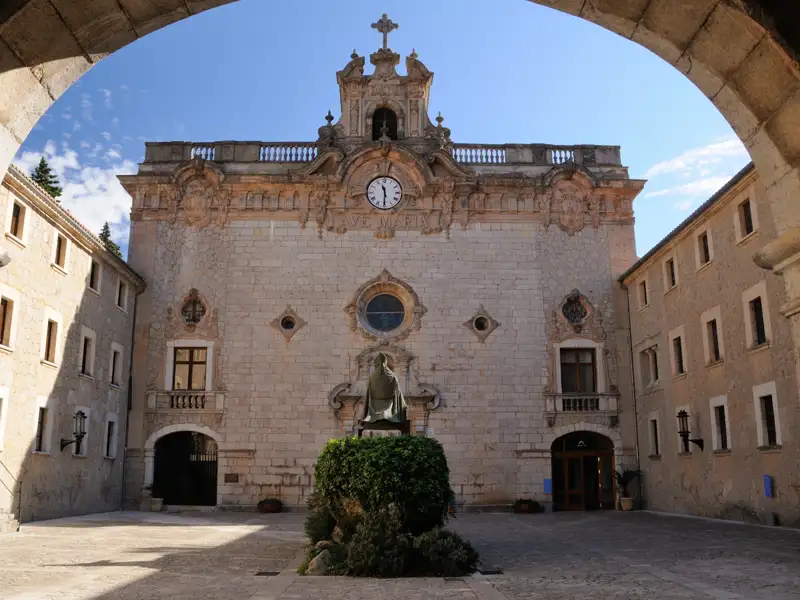 Die Fassade des Klosters Montserrat, ein wichtiges Reiseziel.