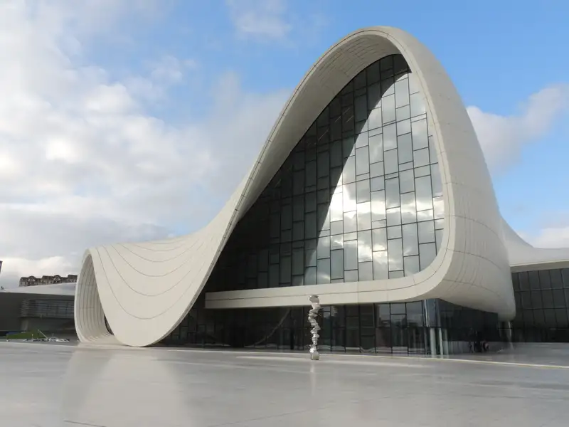 Die geschwungene Architektur des Heydar-Aliyev-Zentrums in Baku.