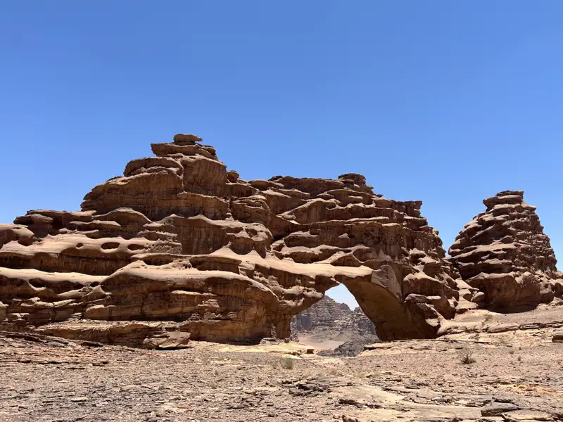 Natürlicher Felsbogen in der Wüste