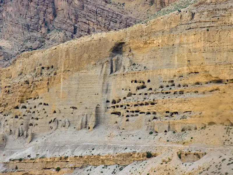 Blick auf die in den Fels gehauenen Höhlenwohnungen.