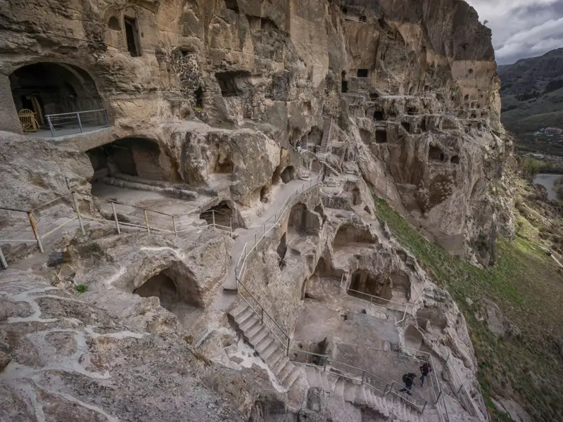 Historische Höhlenwohnungen in der Felswand.