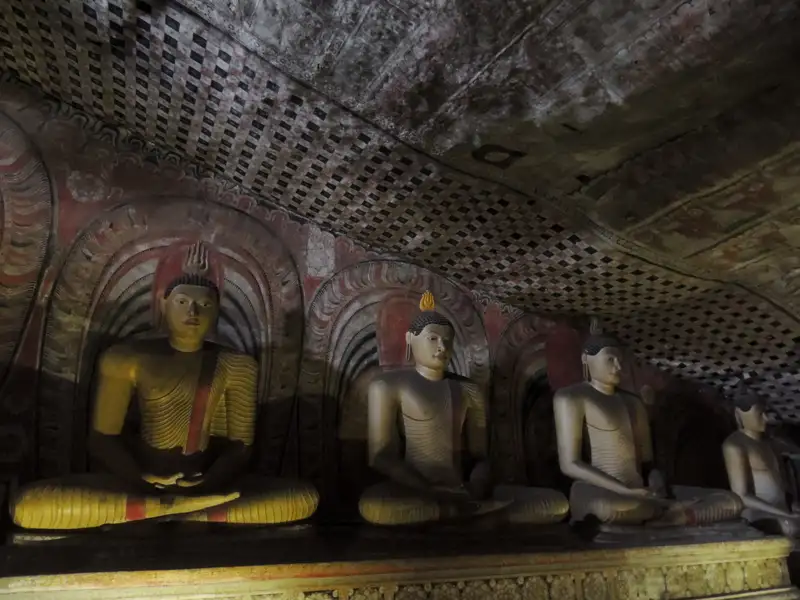 Buddha-Statuen in einem Höhlentempel.