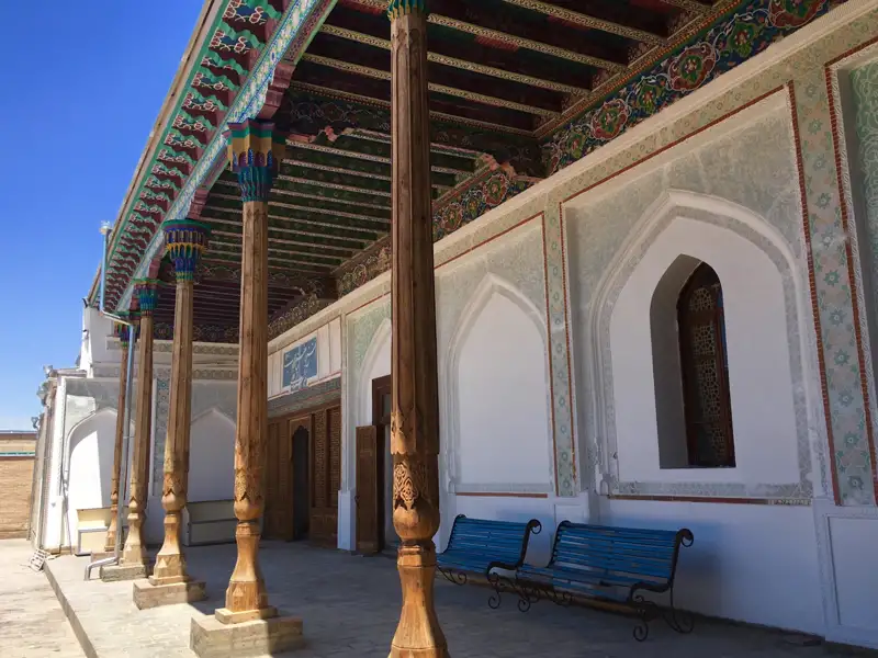 Detailansicht der Architektur eines historischen Gebäudes mit verzierten Säulen und kunstvoller Decke.
