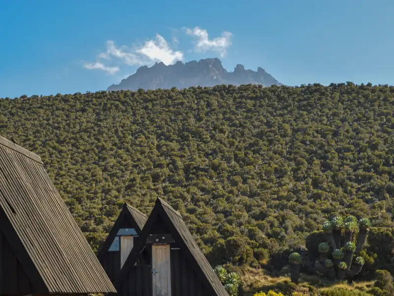 Berghütten mit Blick auf den Kilimandscharo.