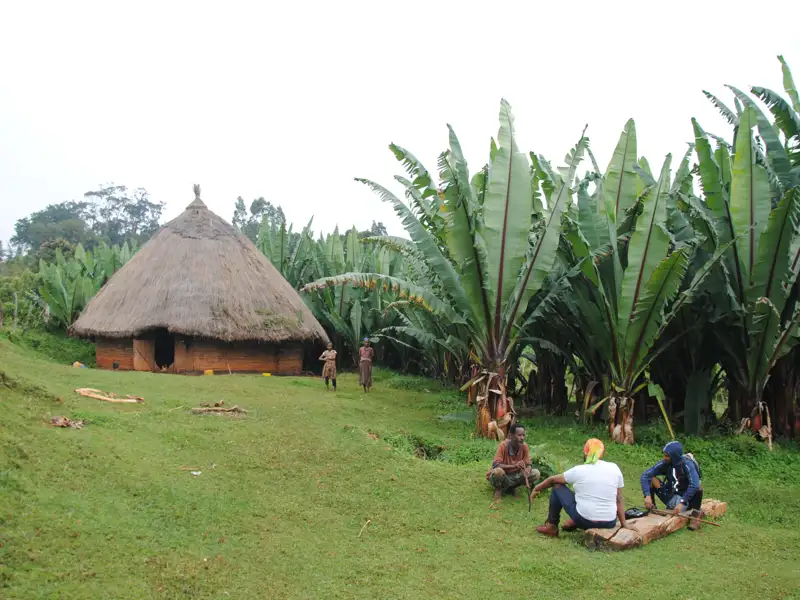 Pause bei einer traditionellen Hütte während der Reise.