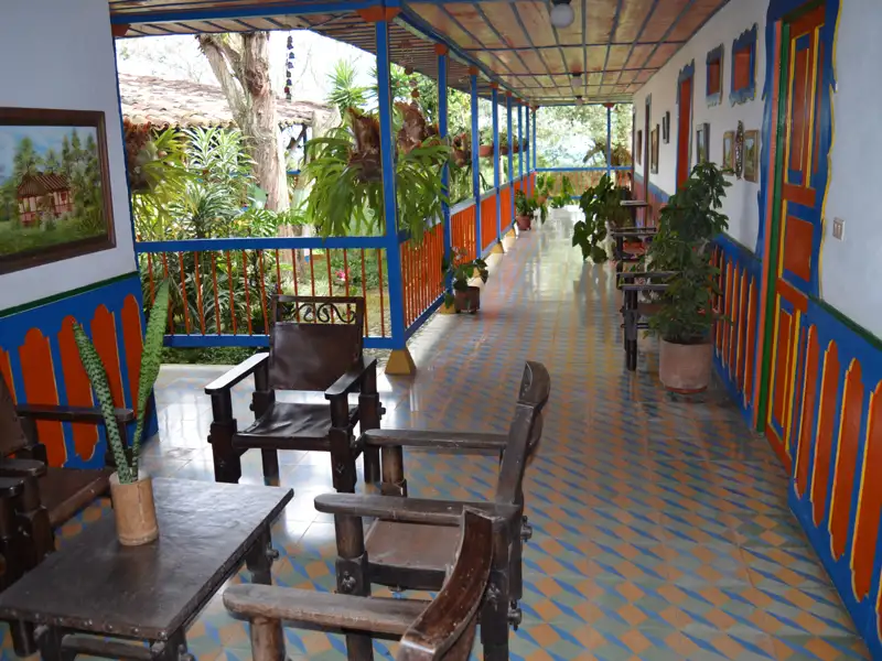 Traditionelle Veranda mit Blick auf den Garten.