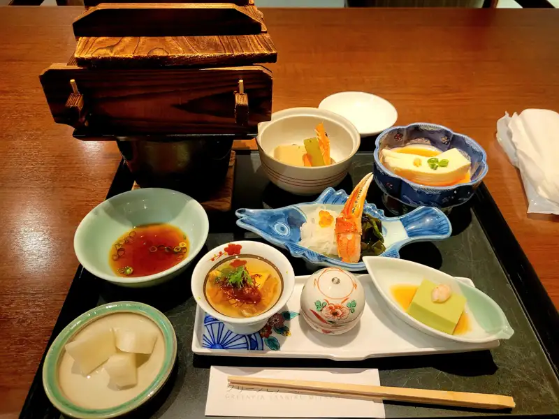 Traditionelle japanische Gerichte auf einem Serviertablett.