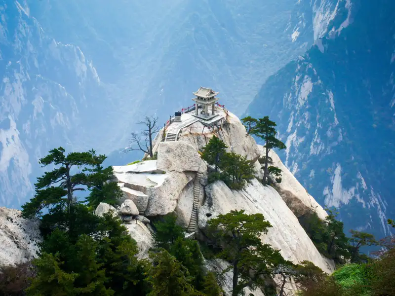 Traditioneller Pavillon auf einem Berggipfel.