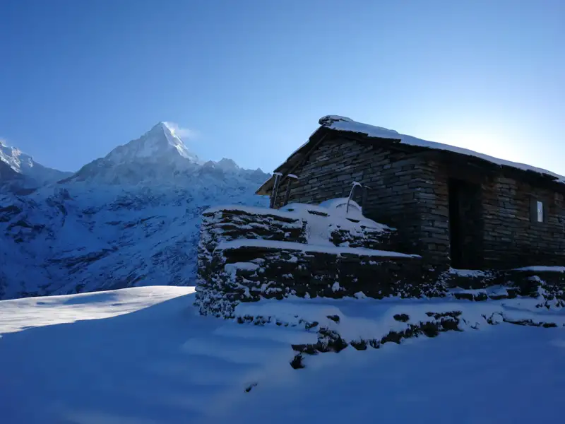 Eine Berghütte bietet Schutz während einer Winterwanderung in den Bergen.