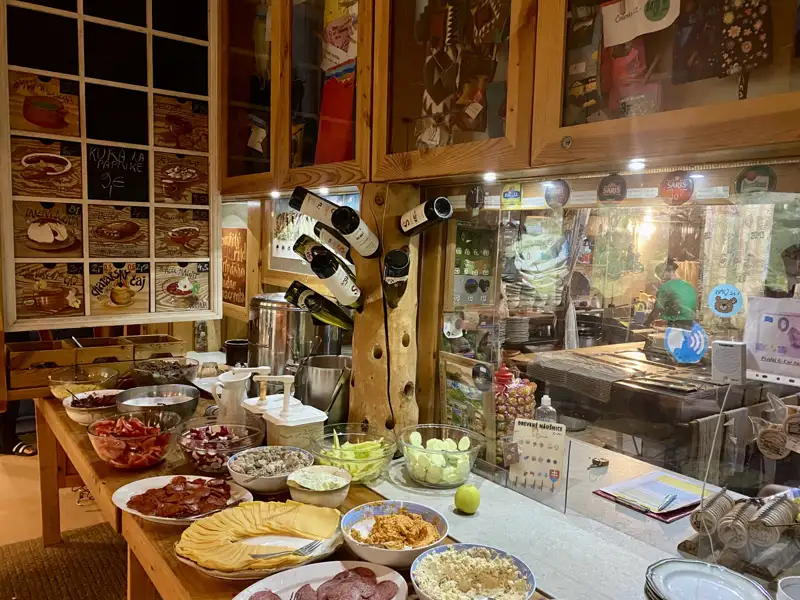 Frühstücksbuffet mit einer Auswahl an Wurst, Käse, Gemüse und Aufstrichen.