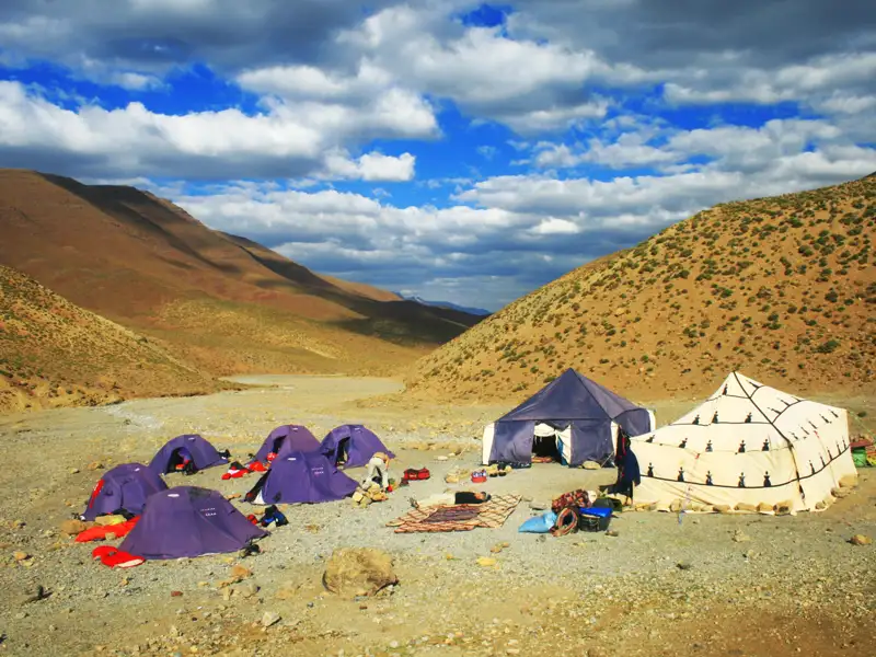 Zelte aufgestellt für eine Übernachtung im Gebirge.
