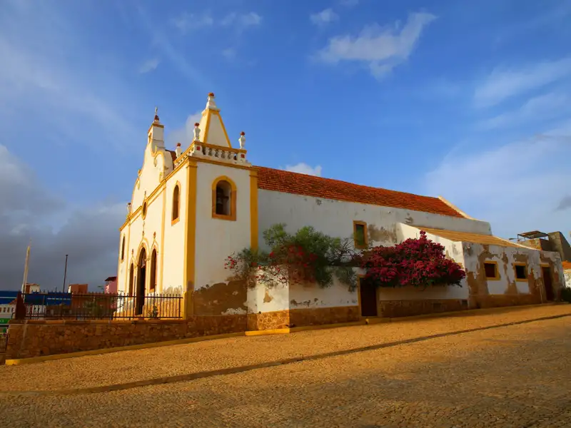 Weiß-gelbe Kirche mit rotem Ziegeldach