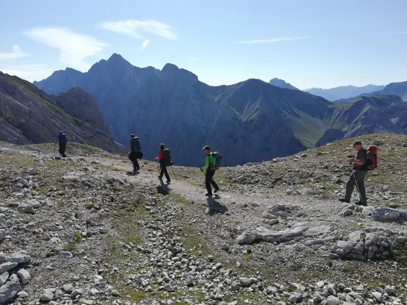 Wanderer auf einem Bergpfad in den Bergen.