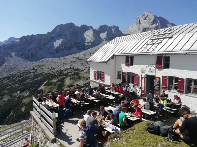 Einkehr auf der Knorr Hütte während einer Wanderung in den Alpen.