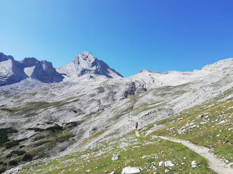 Wanderweg in einer felsigen Berglandschaft.