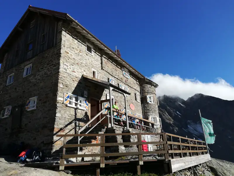 Alpenhütte mit Bergpanorama
