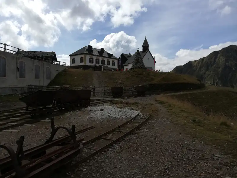 Alte Loren und Gebäude in den Bergen.