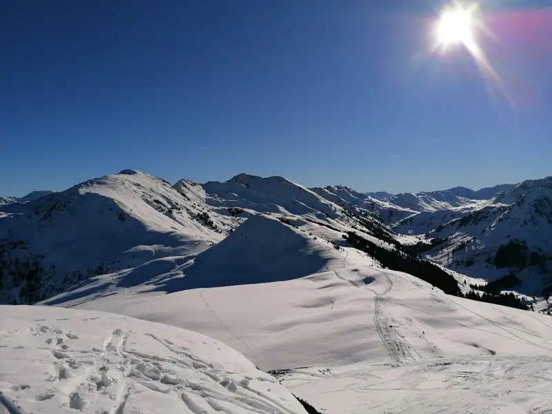 Verschneite Berge im Sonnenschein.