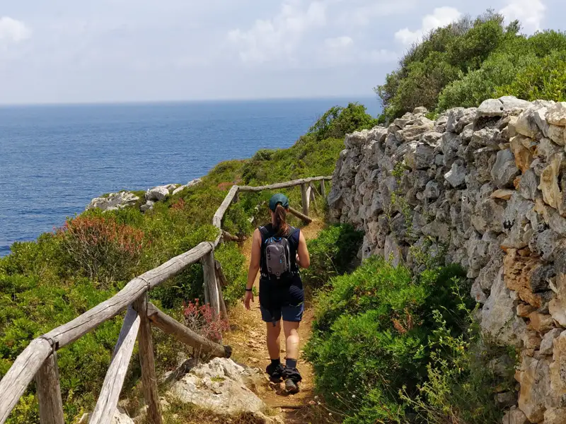 Wanderer auf einem Küstenpfad.