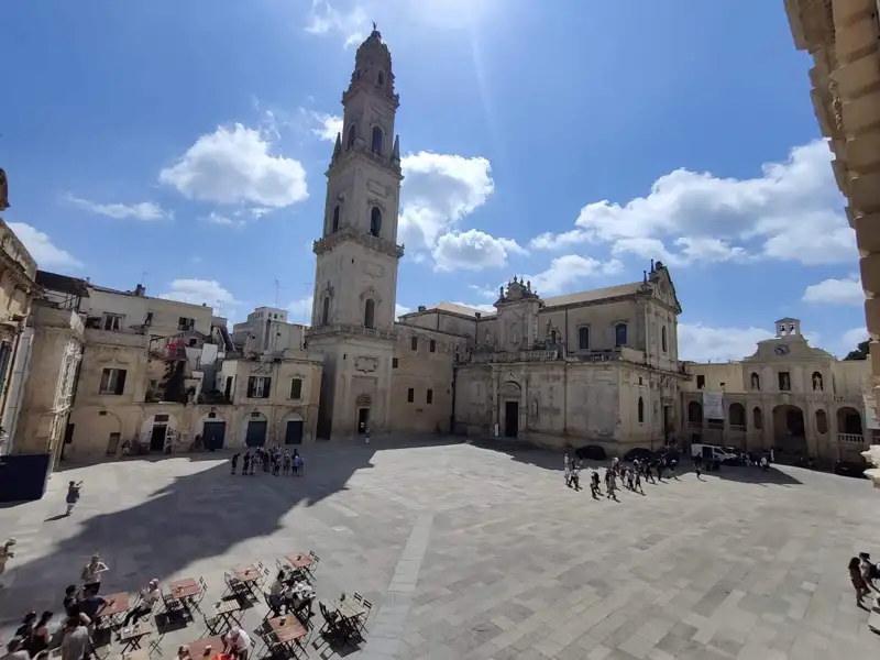 Kathedrale und Platz im Sonnenschein.