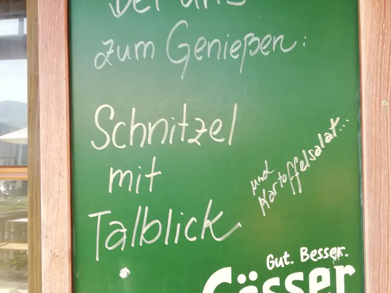 Schild mit der Aufschrift 'Schnitzel mit Talblick und Kartoffelsalat'.