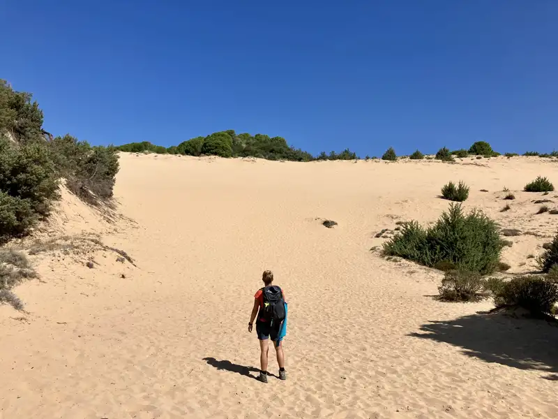 Wanderer in den Sanddünen.