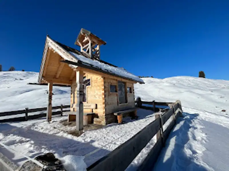 Holzkapelle in den Bergen im Winter.
