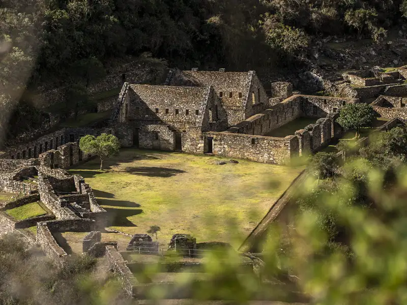 Überreste von Gebäuden und Mauern einer historischen Stätte, möglicherweise Teil einer archäologischen Ausgrabung.