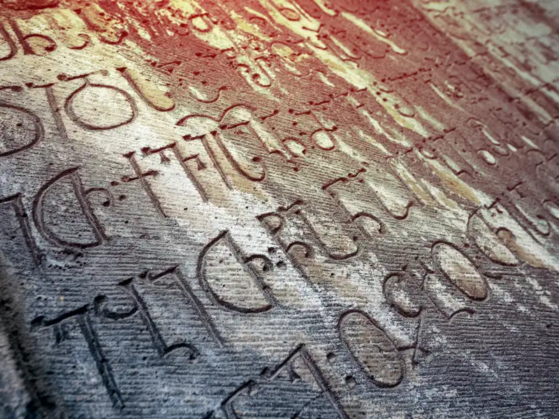 Verwitterte Steininschrift.